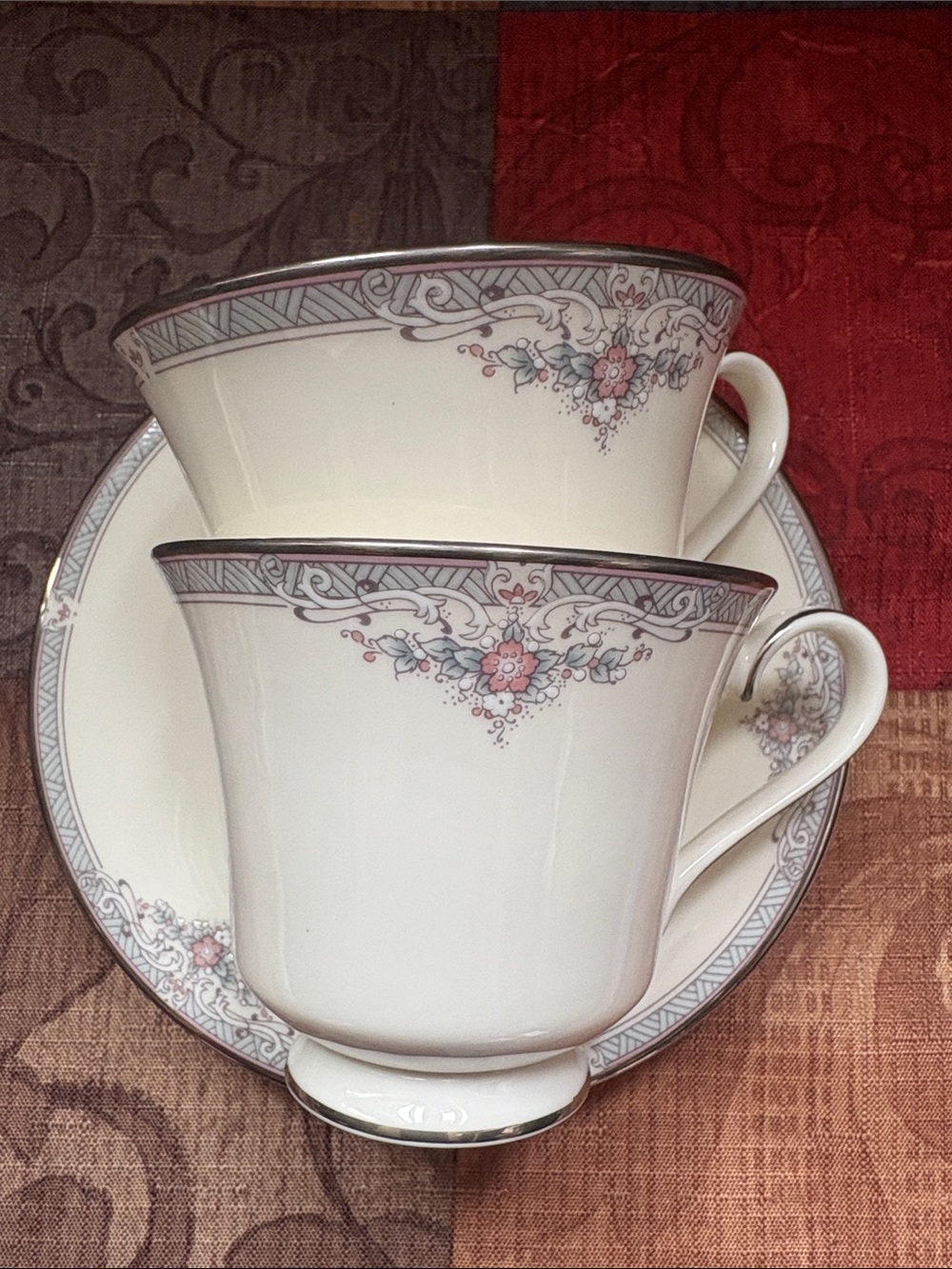 🇬🇧Royal Doulton “Jillian” Fine Bone China 2 sets of cup and saucer🇬🇧